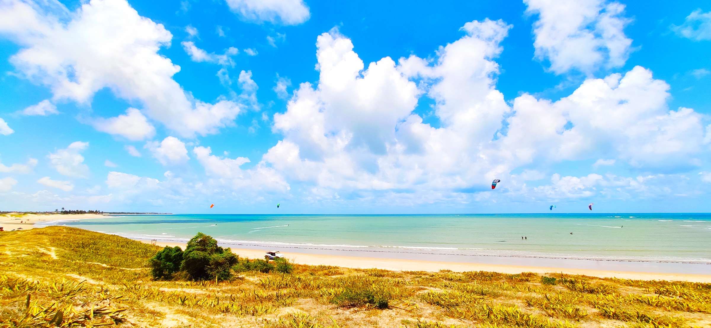 Kitesurfista velelando em praia do litoral nordestino, vista aérea